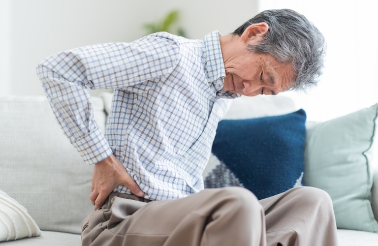 諦める前に当整体院へ！50代の腰痛を根本改善｜沖縄市で整体なら『陶板浴＆整体・揉みほぐし 村上』