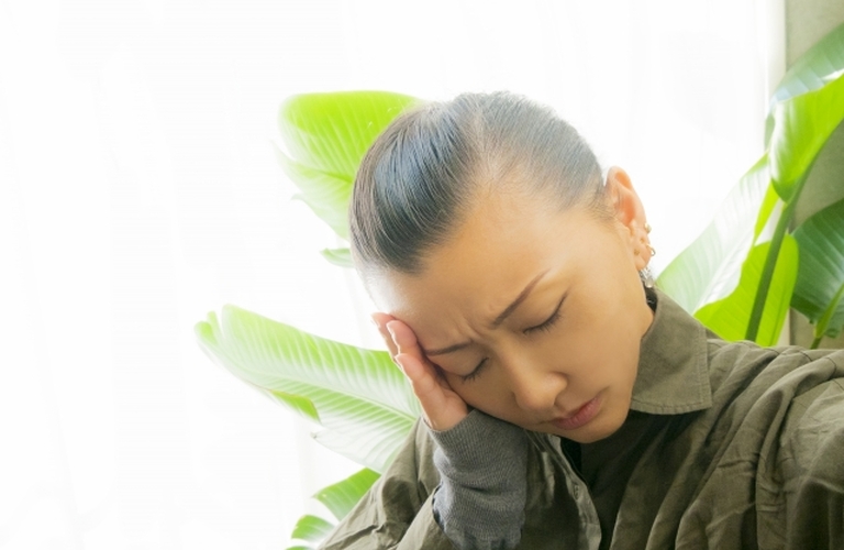 20代の頭が締め付けられるような偏頭痛を無くすには？｜沖縄市で整体なら『陶板浴＆整体・揉みほぐ・ 村上』