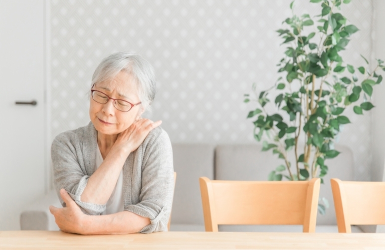50代,60代のための自律神経アプローチで肩こり・首コリを解消！｜沖縄市で整体なら『陶板浴＆整体・揉みほぐし 村上』